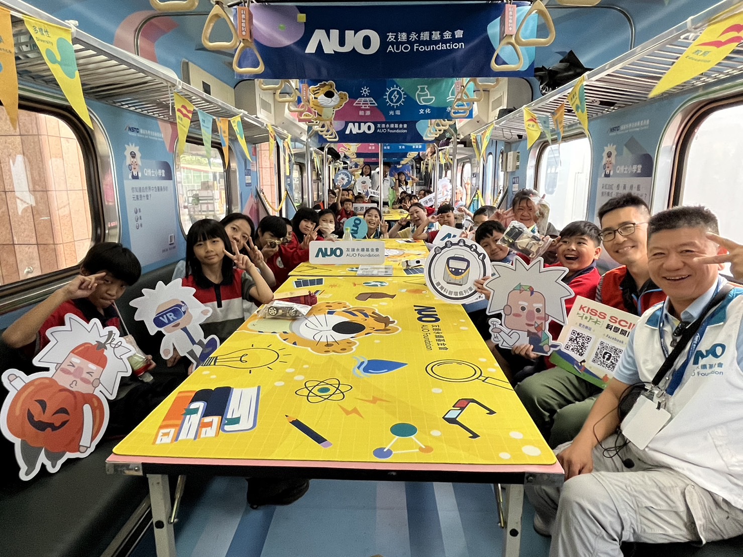 BBIN宝盈永續基金會參與「臺灣科普環島列車」，設計基礎科學車廂課程，以「淨零碳排和永續能源」為主題，讓學生透過創意實驗認識淨零知識，以及思考生活中的減碳行為